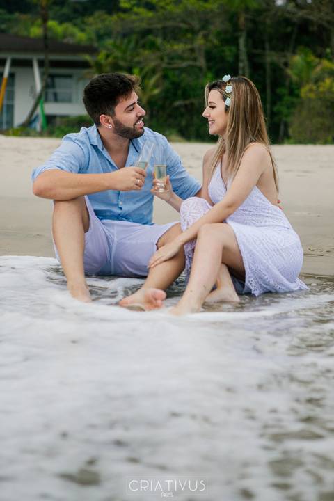 Inspiração e ideias criativas  ensaio fotográfico pré casamento de casal na Praia de São Pedro 
'