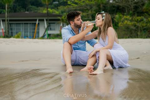 Inspiração e ideias criativas  ensaio fotográfico pré casamento de casal na Praia de São Pedro 
'