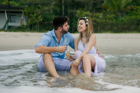 Inspiração e ideias criativas  ensaio fotográfico pré casamento de casal na Praia de São Pedro 
'