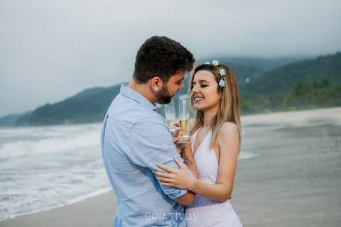 Inspiração e ideias criativas  ensaio fotográfico pré casamento de casal na Praia de São Pedro 
'