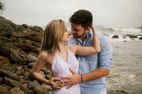 Inspiração e ideias criativas  ensaio fotográfico pré casamento de casal na Praia de São Pedro 
'