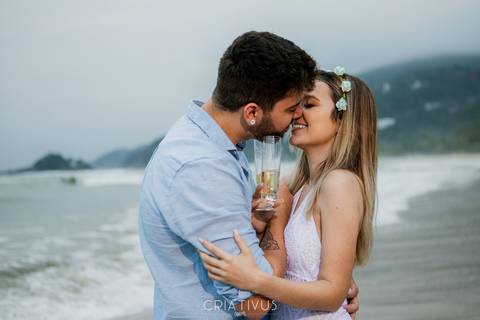 Inspiração e ideias criativas  ensaio fotográfico pré casamento de casal na Praia de São Pedro 
'