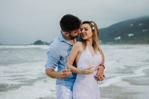 Inspiração e ideias criativas  ensaio fotográfico pré casamento de casal na Praia de São Pedro 
'