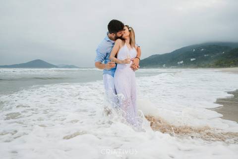 Inspiração e ideias criativas  ensaio fotográfico pré casamento de casal na Praia de São Pedro 
'