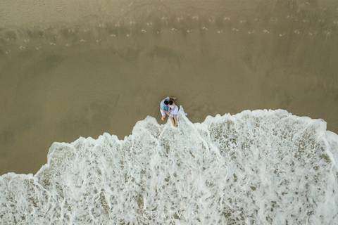 Inspiração e ideias criativas  ensaio fotográfico pré casamento de casal na Praia de São Pedro 
'