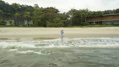 Inspiração e ideias criativas  ensaio fotográfico pré casamento de casal na Praia de São Pedro 
'
