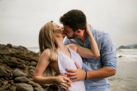 Inspiração e ideias criativas  ensaio fotográfico pré casamento de casal na Praia de São Pedro 
'