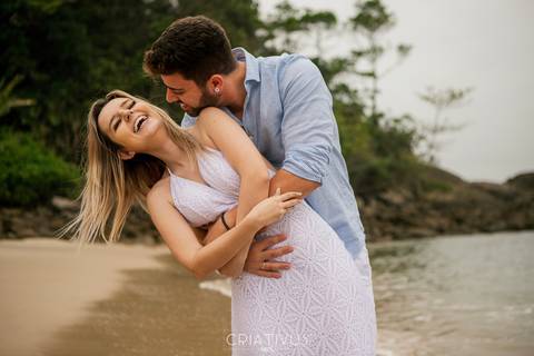 Inspiração e ideias criativas  ensaio fotográfico pré casamento de casal na Praia de São Pedro 
'