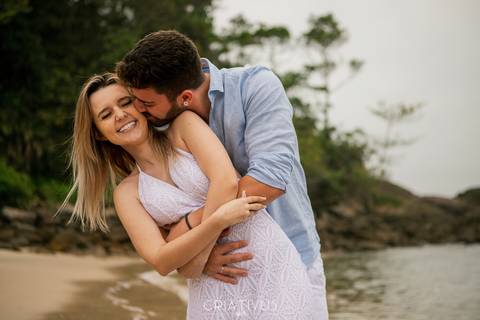 Inspiração e ideias criativas  ensaio fotográfico pré casamento de casal na Praia de São Pedro 
'