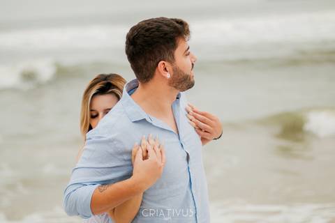 Inspiração e ideias criativas  ensaio fotográfico pré casamento de casal na Praia de São Pedro 
'