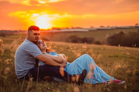 Inspiração e ideias criativas  ensaio fotográfico pré casamento de casal em Holambra - SP'