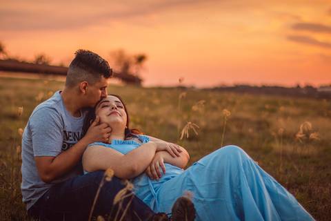 Inspiração e ideias criativas  ensaio fotográfico pré casamento de casal em Holambra - SP'