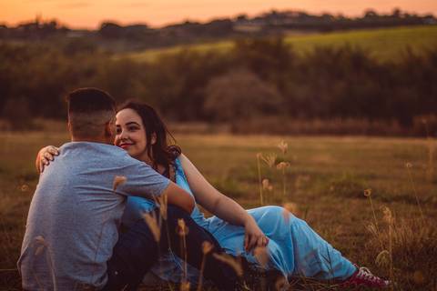 Inspiração e ideias criativas  ensaio fotográfico pré casamento de casal em Holambra - SP'