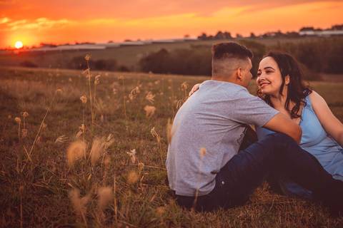 Inspiração e ideias criativas  ensaio fotográfico pré casamento de casal em Holambra - SP'