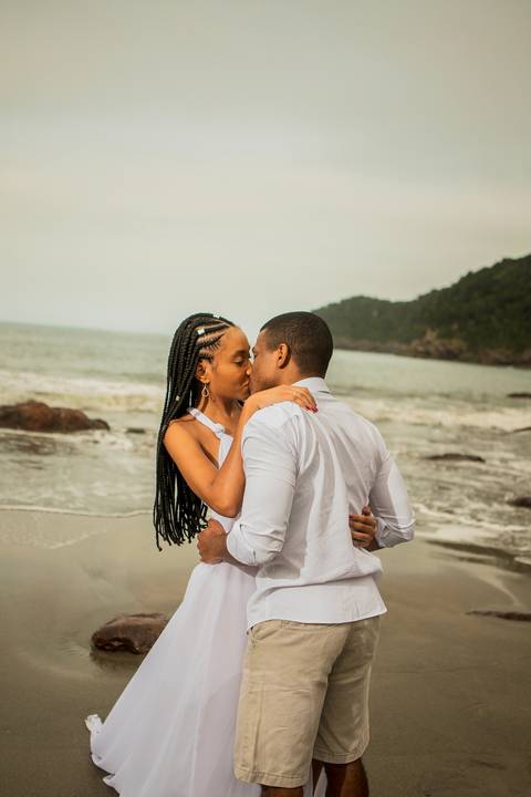 Inspiração e ideias criativas  ensaio fotográfico pré casamento de casal na Praia das Calhetas - São Sebastião - SP'