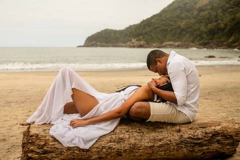 Inspiração e ideias criativas  ensaio fotográfico pré casamento de casal na Praia das Calhetas - São Sebastião - SP'