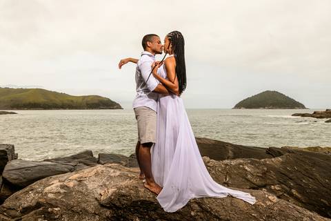 Inspiração e ideias criativas  ensaio fotográfico pré casamento de casal na Praia das Calhetas - São Sebastião - SP'