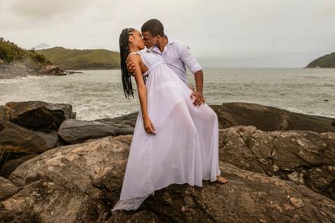 Inspiração e ideias criativas  ensaio fotográfico pré casamento de casal na Praia das Calhetas - São Sebastião - SP'