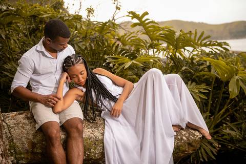 Inspiração e ideias criativas  ensaio fotográfico pré casamento de casal na Praia das Calhetas - São Sebastião - SP'