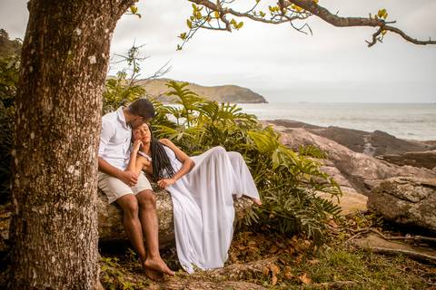 Inspiração e ideias criativas  ensaio fotográfico pré casamento de casal na Praia das Calhetas - São Sebastião - SP'