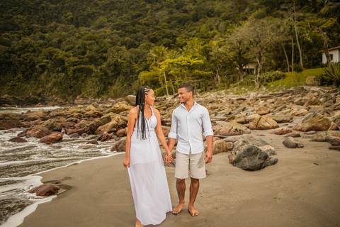 Inspiração e ideias criativas  ensaio fotográfico pré casamento de casal na Praia das Calhetas - São Sebastião - SP'