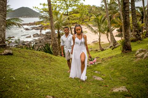 Inspiração e ideias criativas  ensaio fotográfico pré casamento de casal na Praia das Calhetas - São Sebastião - SP'