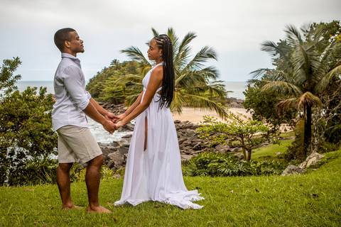 Inspiração e ideias criativas  ensaio fotográfico pré casamento de casal na Praia das Calhetas - São Sebastião - SP'