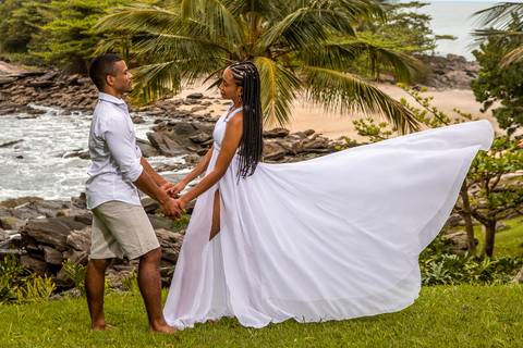 Inspiração e ideias criativas  ensaio fotográfico pré casamento de casal na Praia das Calhetas - São Sebastião - SP'