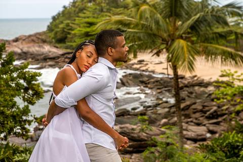 Inspiração e ideias criativas  ensaio fotográfico pré casamento de casal na Praia das Calhetas - São Sebastião - SP'