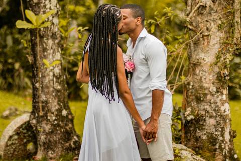 Inspiração e ideias criativas  ensaio fotográfico pré casamento de casal na Praia das Calhetas - São Sebastião - SP'