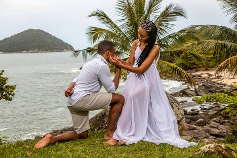 Inspiração e ideias criativas  ensaio fotográfico pré casamento de casal na Praia das Calhetas - São Sebastião - SP'