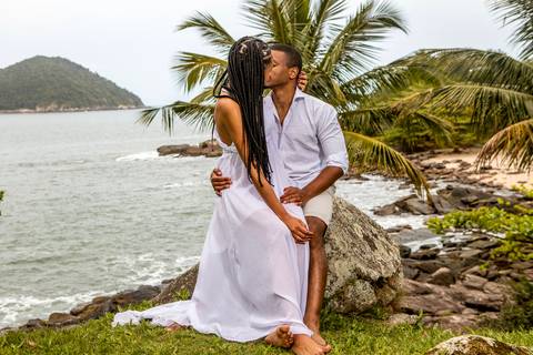 Inspiração e ideias criativas  ensaio fotográfico pré casamento de casal na Praia das Calhetas - São Sebastião - SP'