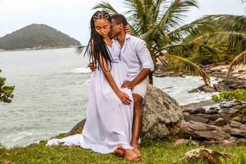 Inspiração e ideias criativas  ensaio fotográfico pré casamento de casal na Praia das Calhetas - São Sebastião - SP'