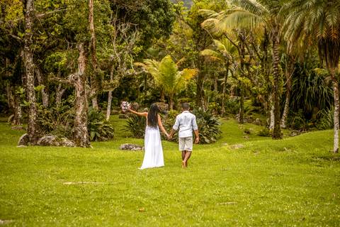 Inspiração e ideias criativas  ensaio fotográfico pré casamento de casal na Praia das Calhetas - São Sebastião - SP'