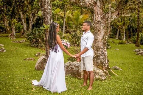 Inspiração e ideias criativas  ensaio fotográfico pré casamento de casal na Praia das Calhetas - São Sebastião - SP'