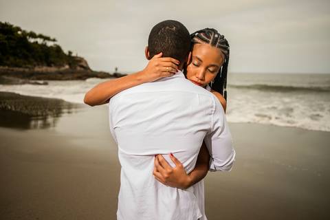 Inspiração e ideias criativas  ensaio fotográfico pré casamento de casal na Praia das Calhetas - São Sebastião - SP'