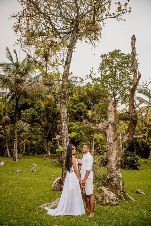 Inspiração e ideias criativas  ensaio fotográfico pré casamento de casal na Praia das Calhetas - São Sebastião - SP'