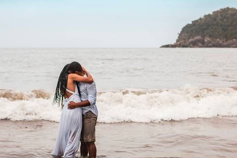 Inspiração e ideias criativas  ensaio fotográfico pré casamento de casal na Praia das Calhetas - São Sebastião - SP'