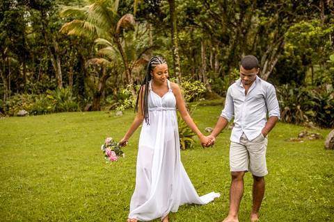 Inspiração e ideias criativas  ensaio fotográfico pré casamento de casal na Praia das Calhetas - São Sebastião - SP'