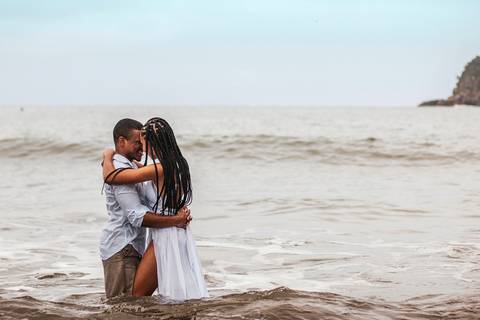 Inspiração e ideias criativas  ensaio fotográfico pré casamento de casal na Praia das Calhetas - São Sebastião - SP'