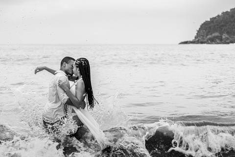 Inspiração e ideias criativas  ensaio fotográfico pré casamento de casal na Praia das Calhetas - São Sebastião - SP'