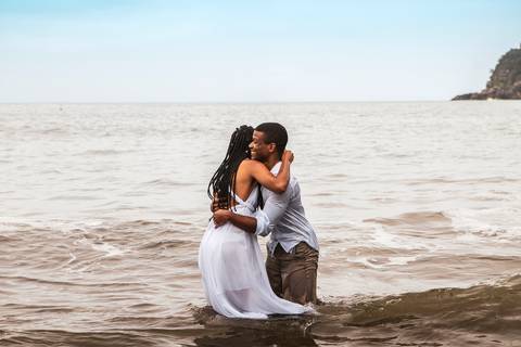 Inspiração e ideias criativas  ensaio fotográfico pré casamento de casal na Praia das Calhetas - São Sebastião - SP'
