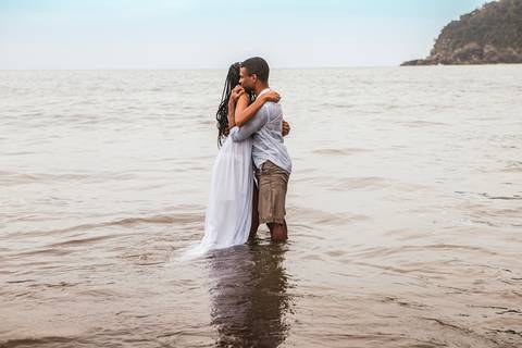 Inspiração e ideias criativas  ensaio fotográfico pré casamento de casal na Praia das Calhetas - São Sebastião - SP'
