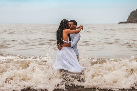 Inspiração e ideias criativas  ensaio fotográfico pré casamento de casal na Praia das Calhetas - São Sebastião - SP'
