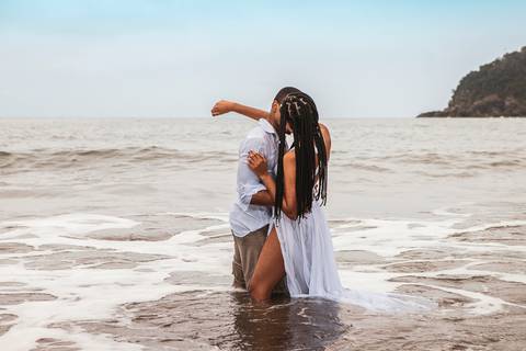 Inspiração e ideias criativas  ensaio fotográfico pré casamento de casal na Praia das Calhetas - São Sebastião - SP'