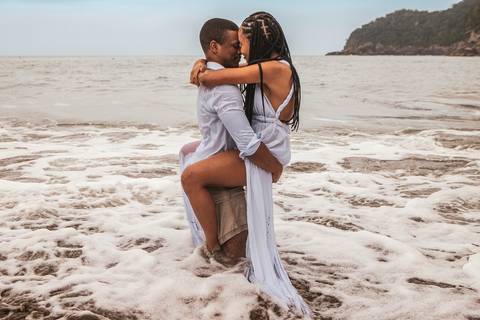 Inspiração e ideias criativas  ensaio fotográfico pré casamento de casal na Praia das Calhetas - São Sebastião - SP'
