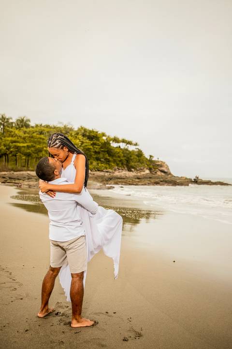 Inspiração e ideias criativas  ensaio fotográfico pré casamento de casal na Praia das Calhetas - São Sebastião - SP'
