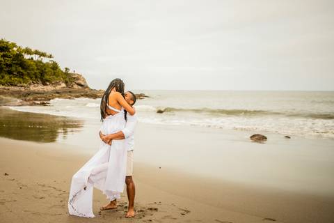 Inspiração e ideias criativas  ensaio fotográfico pré casamento de casal na Praia das Calhetas - São Sebastião - SP'