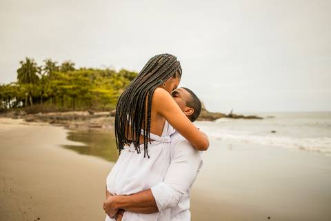 Inspiração e ideias criativas  ensaio fotográfico pré casamento de casal na Praia das Calhetas - São Sebastião - SP'