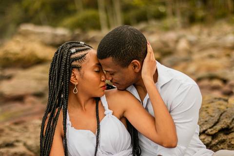 Inspiração e ideias criativas  ensaio fotográfico pré casamento de casal na Praia das Calhetas - São Sebastião - SP'